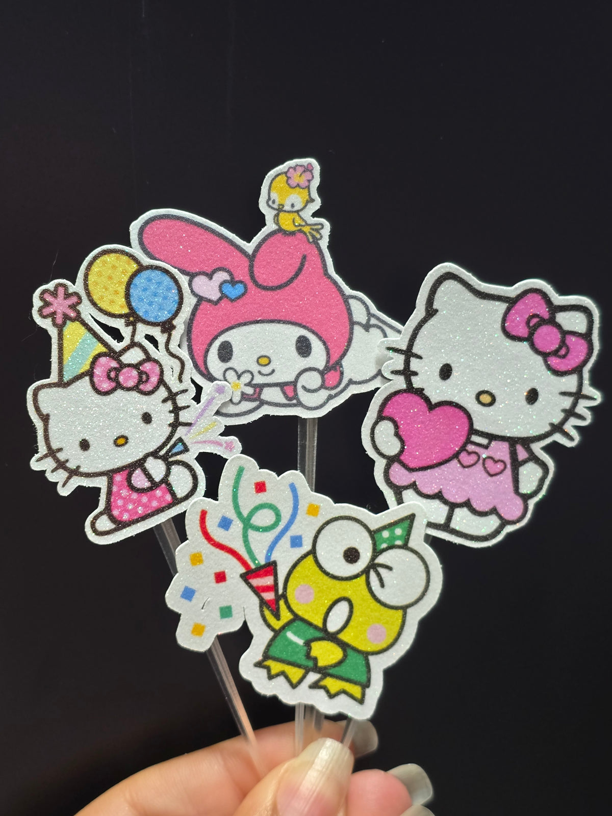 24 adornos brillantes para cupcakes. 12 diseños de Sanrio. Decoración de comida y palillos para fiestas.