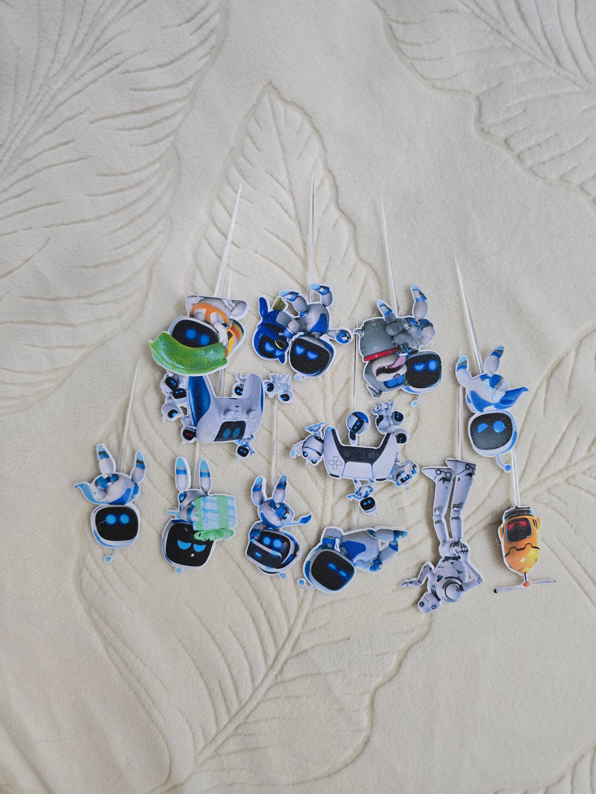 24 adornos brillantes para cupcakes. 12 diseños de astrobots. Decoración de comida y palillos para fiestas.