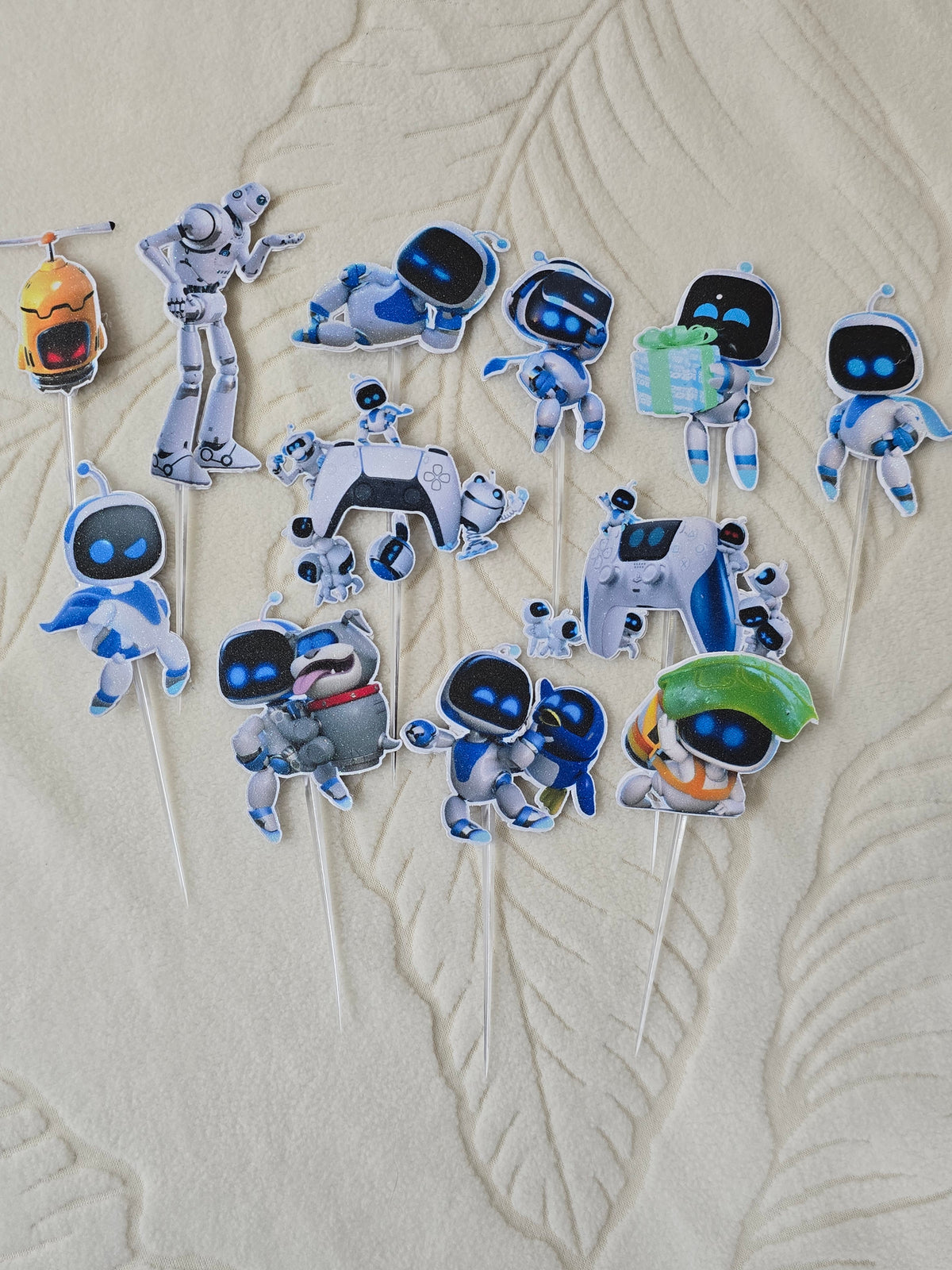 24 adornos brillantes para cupcakes. 12 diseños de astrobots. Decoración de comida y palillos para fiestas.