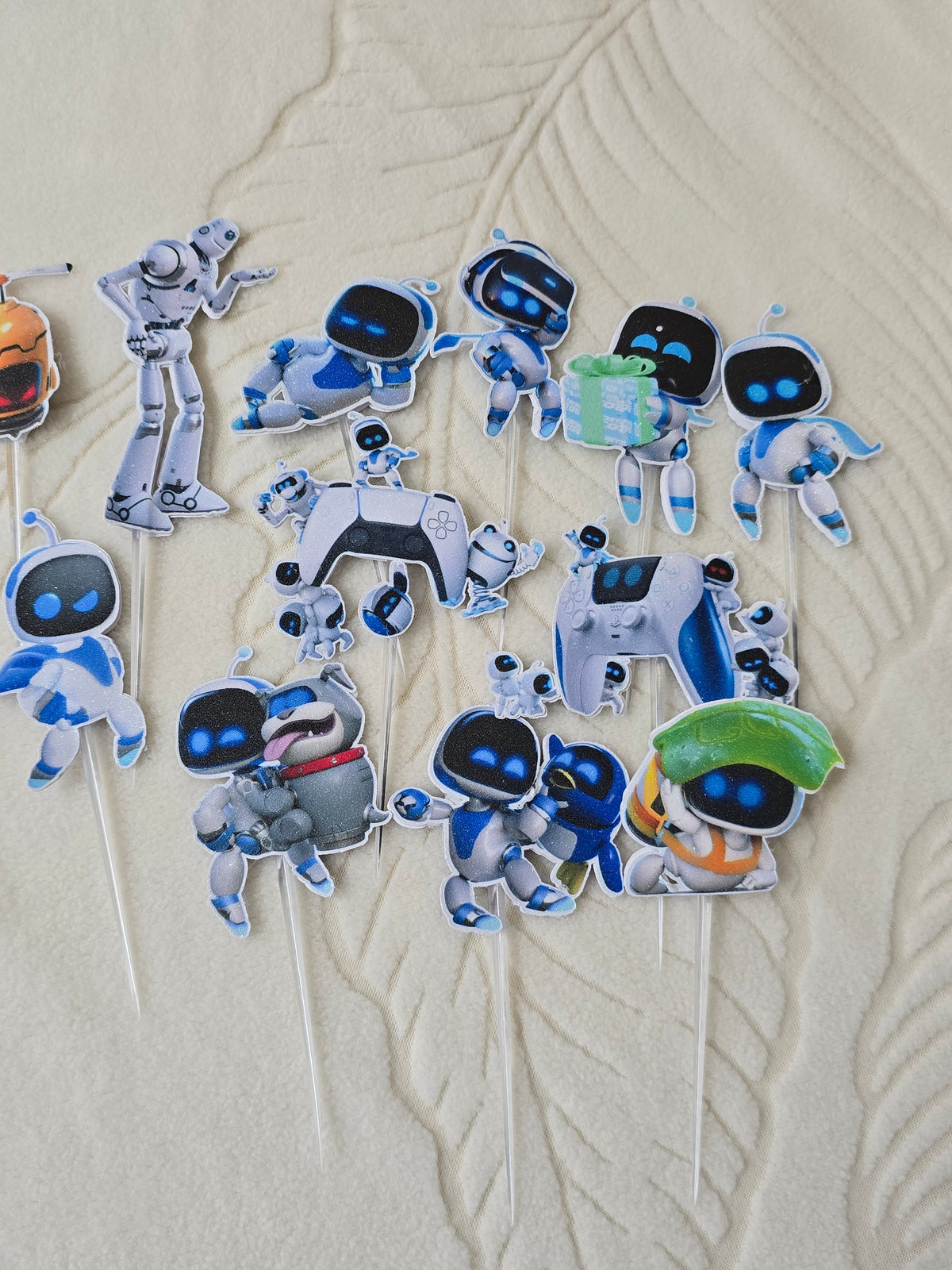 24 adornos brillantes para cupcakes. 12 diseños de astrobots. Decoración de comida y palillos para fiestas.