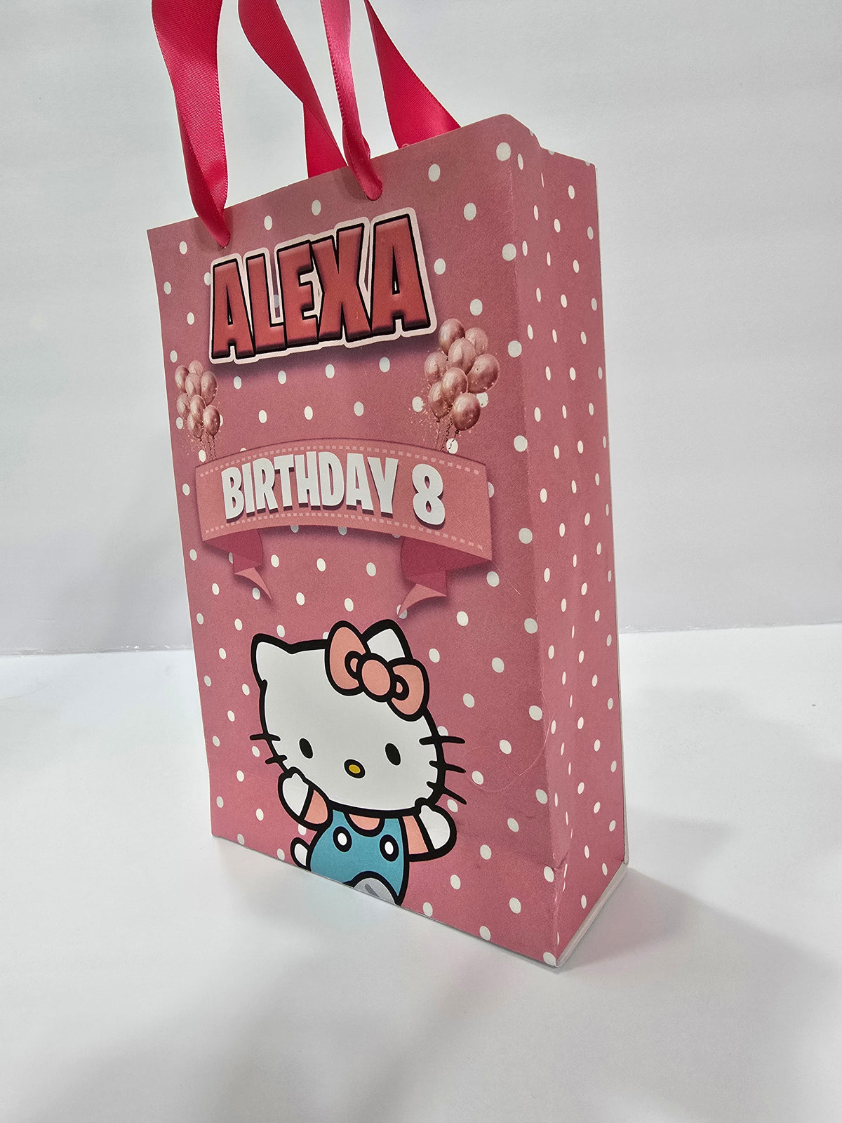 12 bolsas de regalo de cumpleaños personalizadas con nombre y edad. Bolsas con asas de cinta. 21,5 x 14 cm (Hello Kitty).