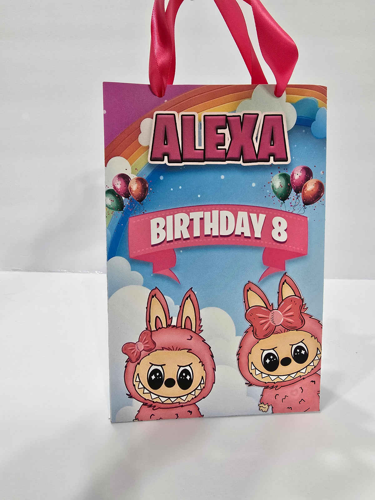 12 bolsas de regalo de cumpleaños personalizadas con nombre y edad. Bolsas con asas de cinta. 21,5 x 14 cm (Labub).