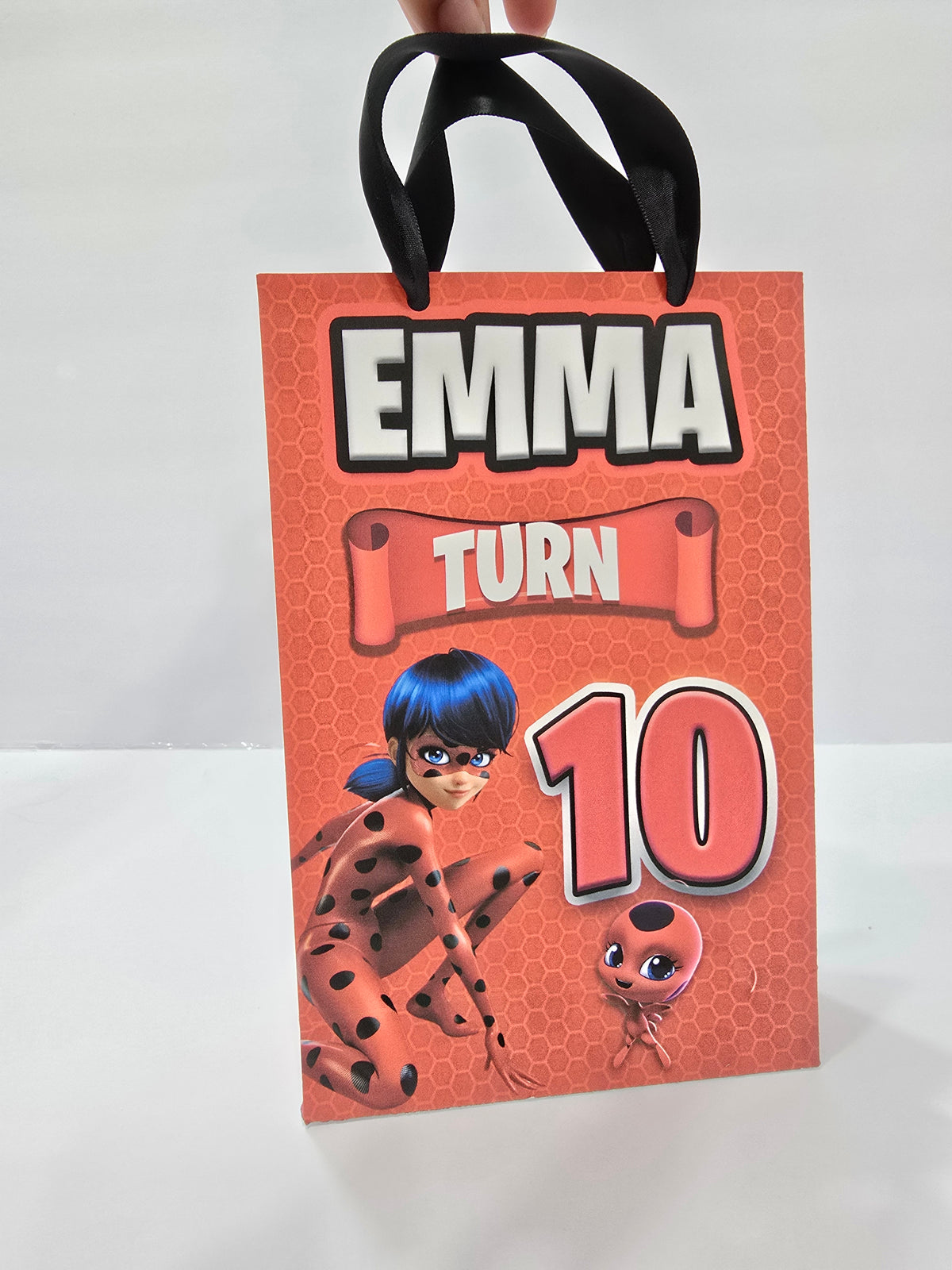 12 bolsas de regalo de cumpleaños personalizadas con nombre y edad. Bolsas con asas de cinta. 21,5 x 14 cm (mariquita).