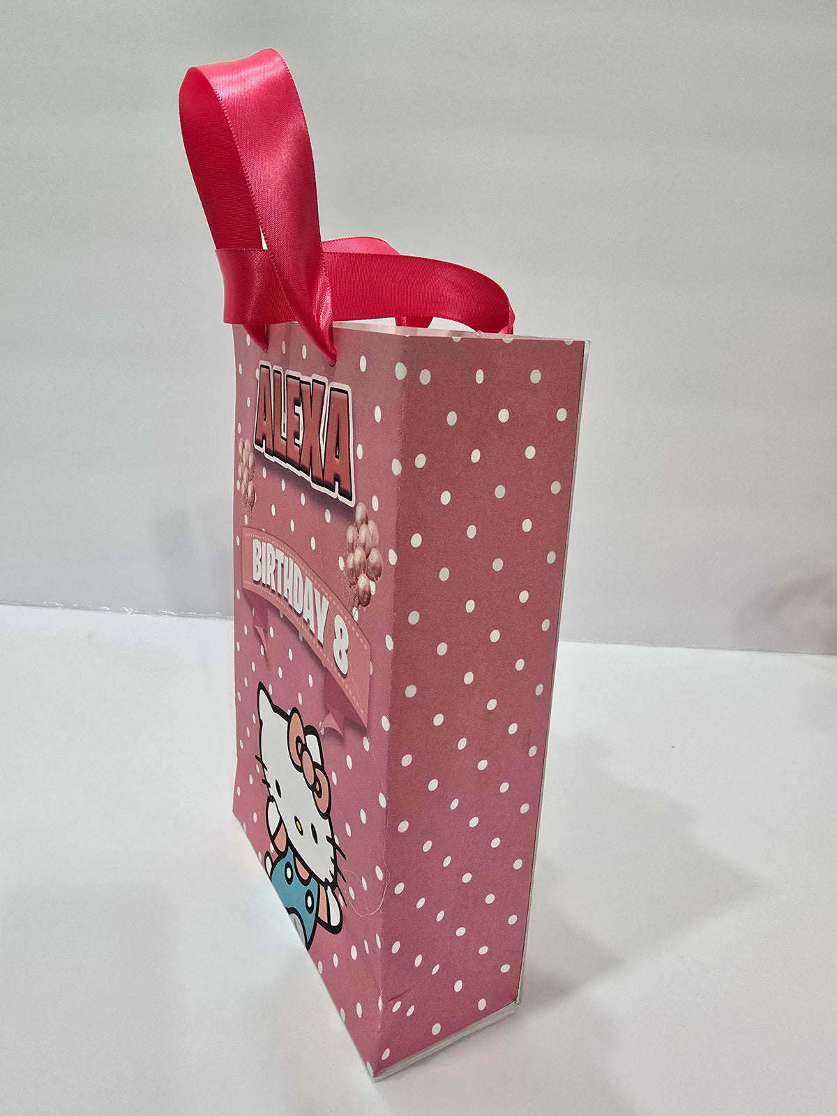 12 bolsas de regalo de cumpleaños personalizadas con nombre y edad. Bolsas con asas de cinta. 21,5 x 14 cm (Hello Kitty).