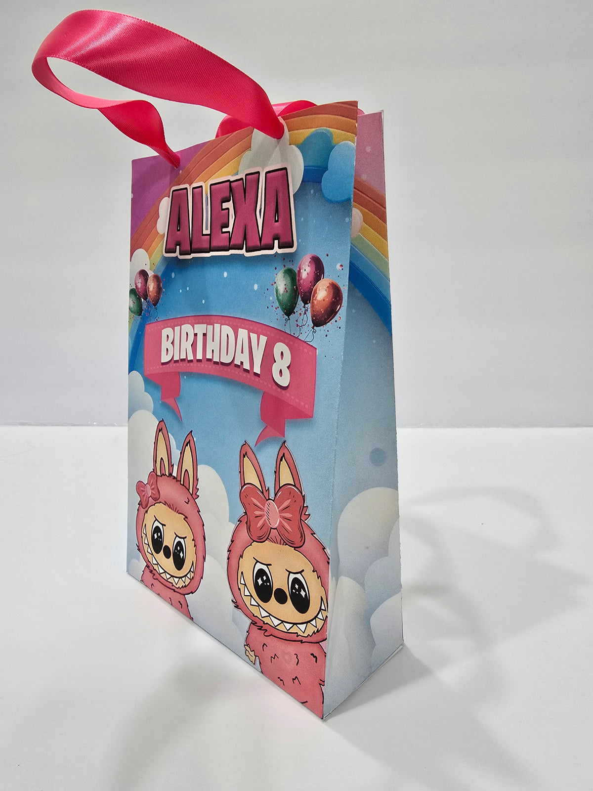 12 bolsas de regalo de cumpleaños personalizadas con nombre y edad. Bolsas con asas de cinta. 21,5 x 14 cm (Labub).