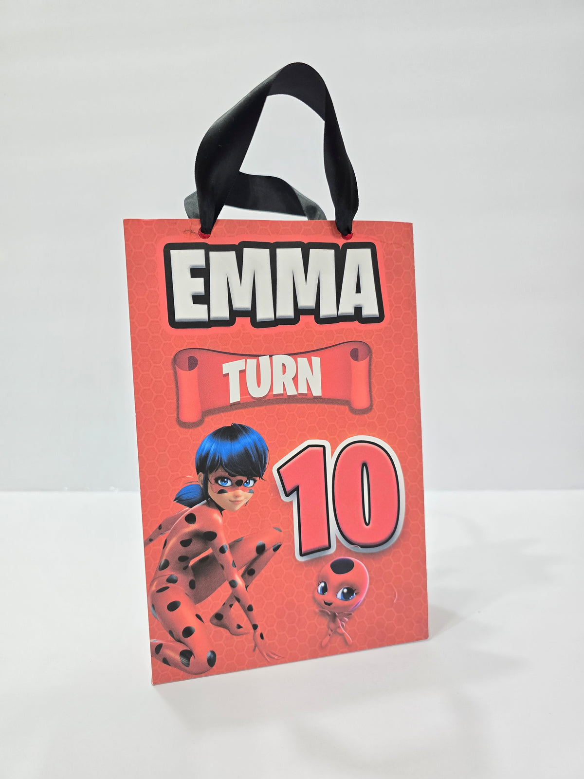 12 bolsas de regalo de cumpleaños personalizadas con nombre y edad. Bolsas con asas de cinta. 21,5 x 14 cm (mariquita).