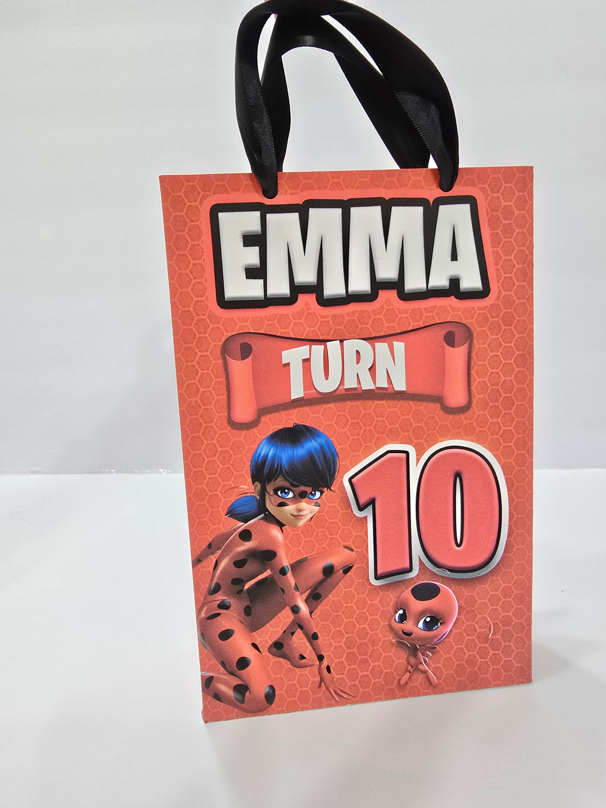 12 bolsas de regalo de cumpleaños personalizadas con nombre y edad. Bolsas con asas de cinta. 21,5 x 14 cm (mariquita).