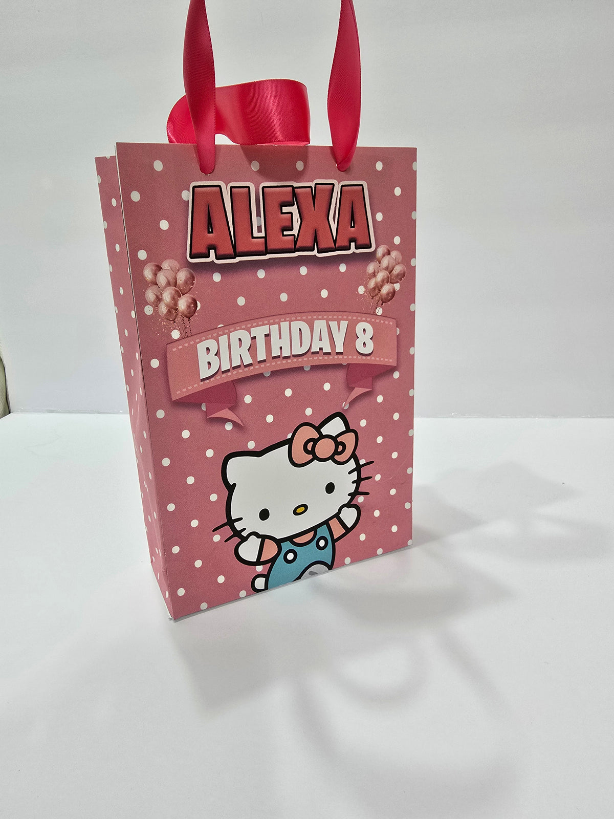 12 bolsas de regalo de cumpleaños personalizadas con nombre y edad. Bolsas con asas de cinta. 21,5 x 14 cm (Hello Kitty).