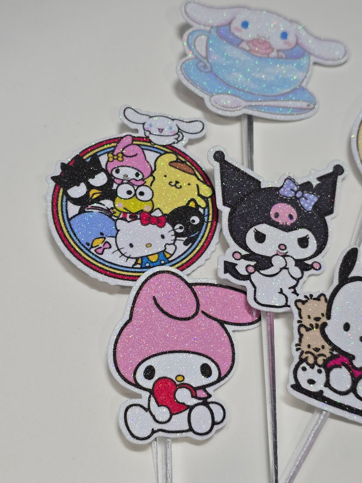 24 adornos brillantes para cupcakes. 12 diseños de Sanrio. Decoración de comida y palillos para fiestas.