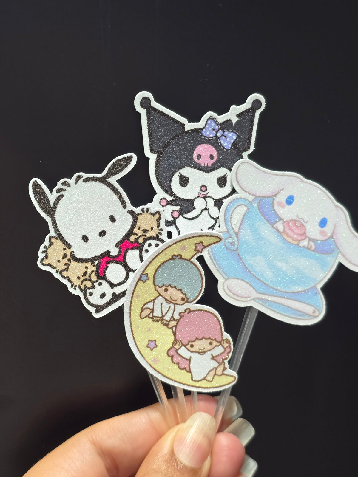 24 adornos brillantes para cupcakes. 12 diseños de Sanrio. Decoración de comida y palillos para fiestas.