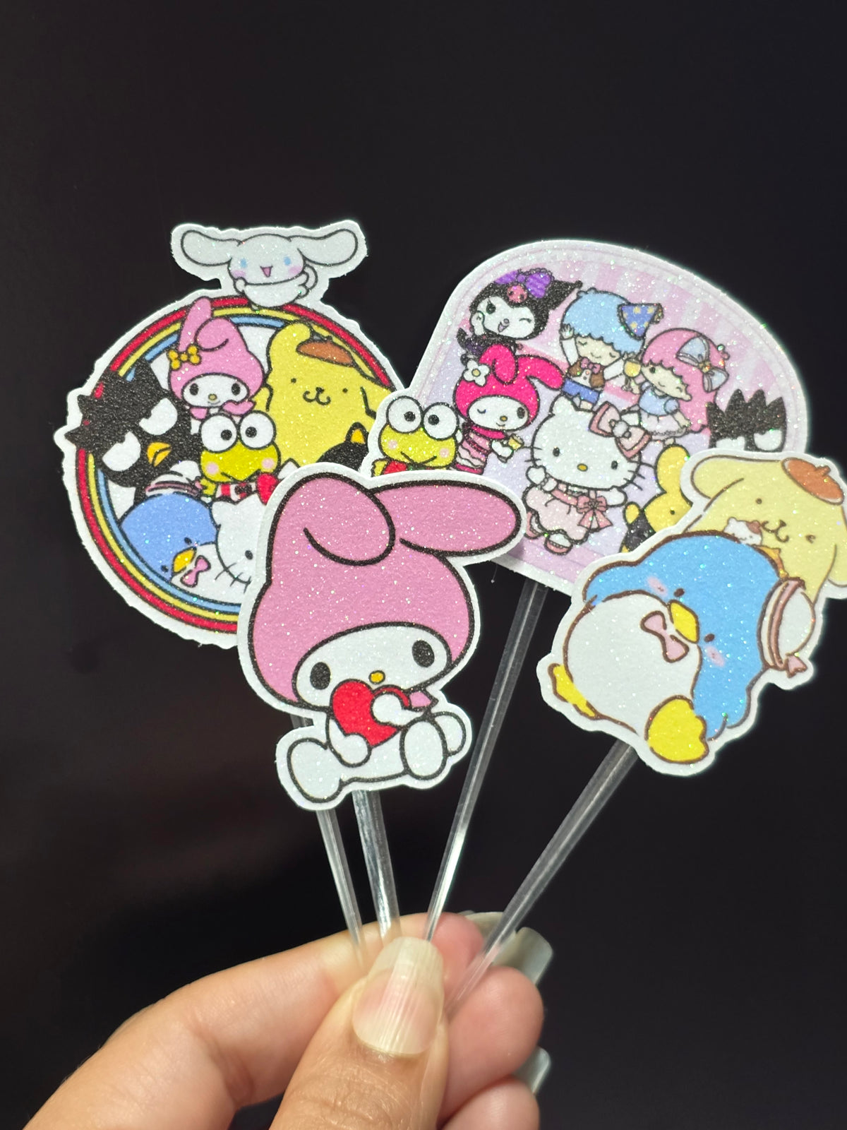 24 adornos brillantes para cupcakes. 12 diseños de Sanrio. Decoración de comida y palillos para fiestas.