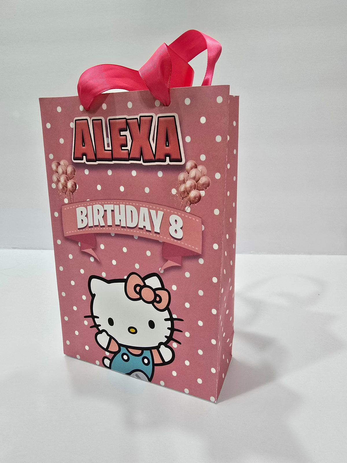 12 bolsas de regalo de cumpleaños personalizadas con nombre y edad. Bolsas con asas de cinta. 21,5 x 14 cm (Hello Kitty).