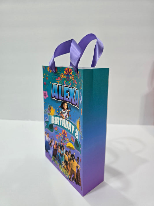 12 bolsas de regalo de cumpleaños personalizadas con nombre y edad. Bolsas con asas de cinta. 21,5 x 14 cm (Encanto).
