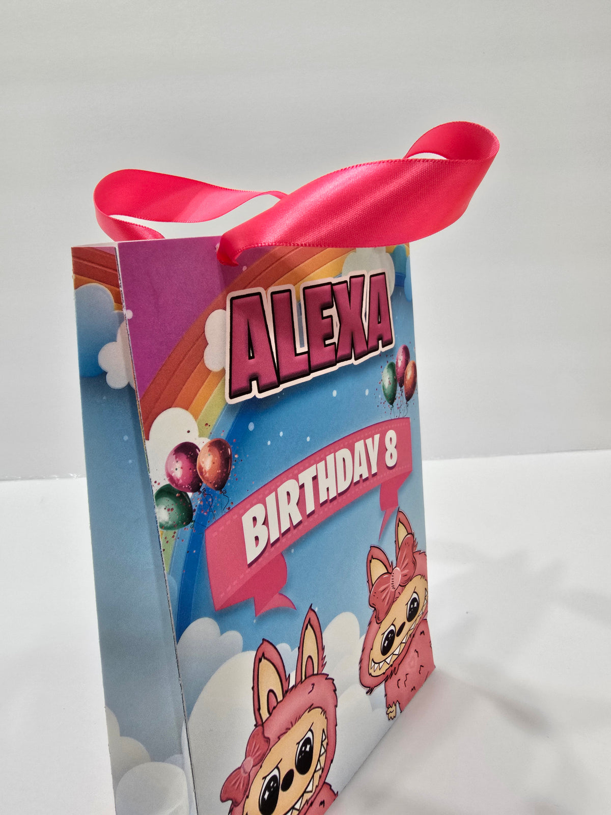 12 bolsas de regalo de cumpleaños personalizadas con nombre y edad. Bolsas con asas de cinta. 21,5 x 14 cm (Labub).