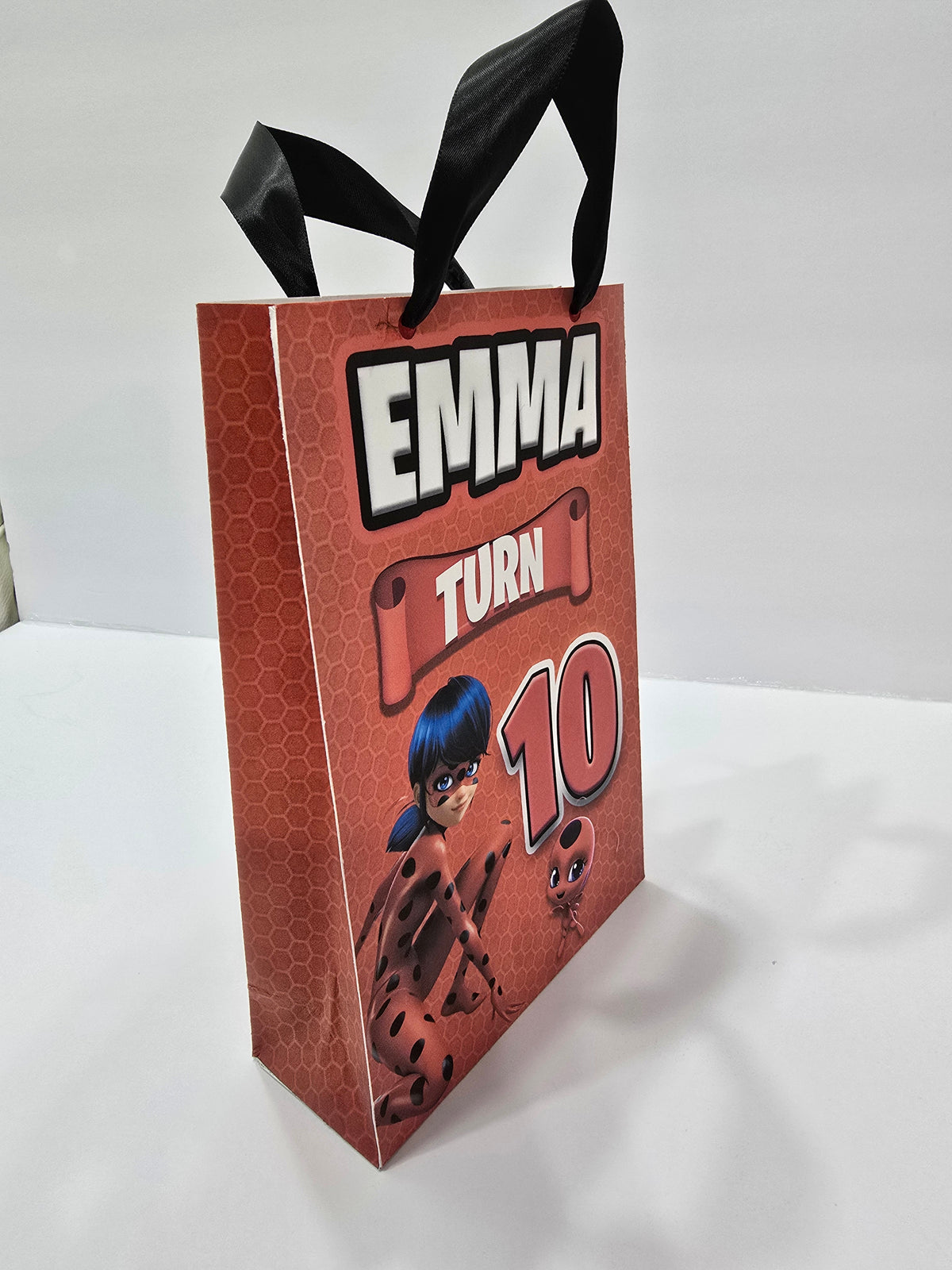 12 bolsas de regalo de cumpleaños personalizadas con nombre y edad. Bolsas con asas de cinta. 21,5 x 14 cm (mariquita).