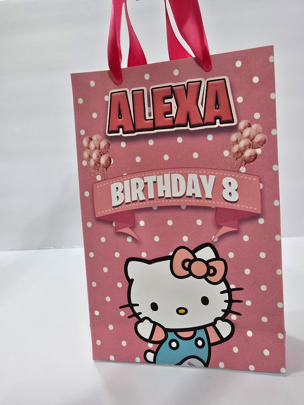 12 bolsas de regalo de cumpleaños personalizadas con nombre y edad. Bolsas con asas de cinta. 21,5 x 14 cm (Hello Kitty).