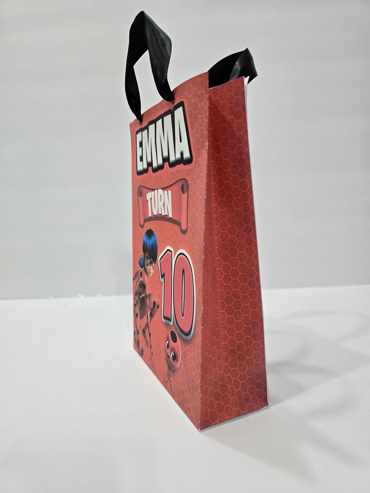 12 bolsas de regalo de cumpleaños personalizadas con nombre y edad. Bolsas con asas de cinta. 21,5 x 14 cm (mariquita).